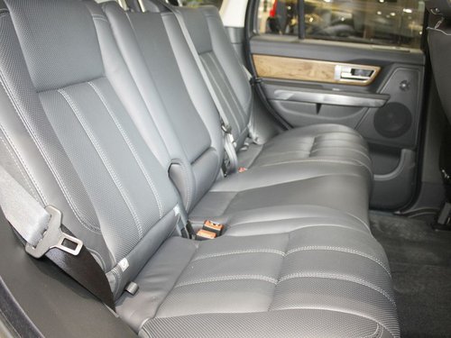 路虎  揽胜运动版 5.0 V8 NA HSE AT 第二排座椅45度视角
