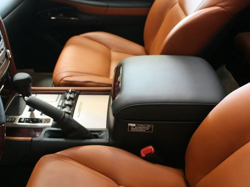 雷克萨斯  LX570 5.7 AT 前排座椅中央中间