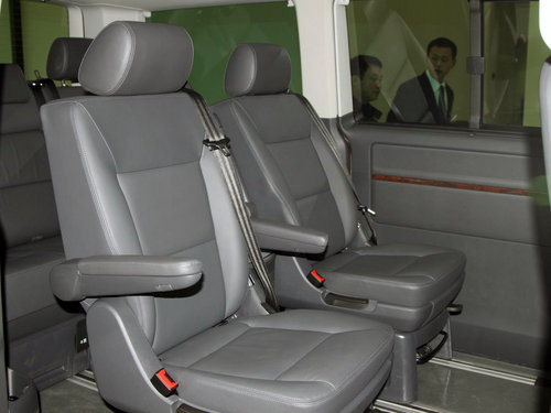 大众(进口)  Multivan 2.0T DSG 第二排座椅45度视角