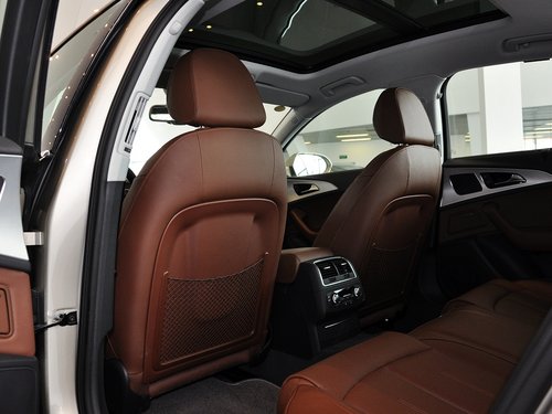 一汽奥迪  30 FSI CVT 第一排座椅靠背后方