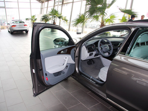 一汽奥迪  A6L 30 FSI CVT 左前车门45度视角