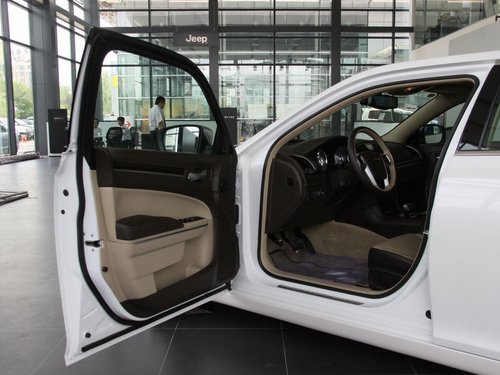 克莱斯勒300c 新 老款累计降价12 14万高清图片