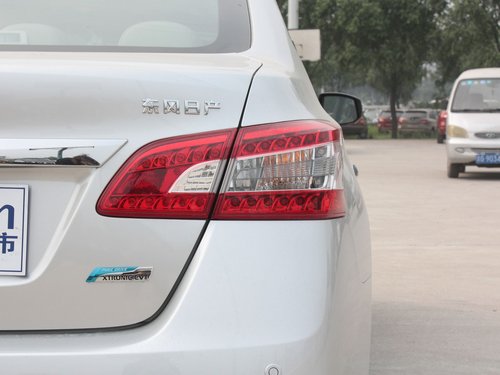 东风日产  轩逸 1.8 XL CVT 车辆左后大灯正视角