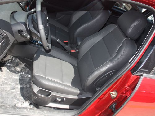 东风雪铁龙  世嘉两厢 2.0 AT 驾驶席座椅前45度视图