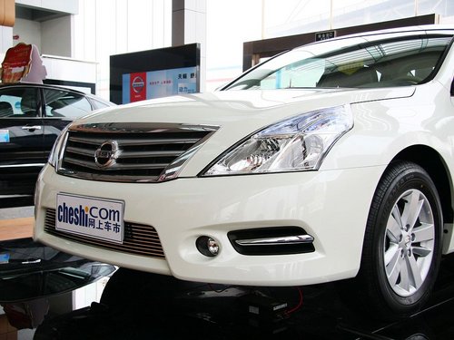 东风日产  天籁 2.0L CVT 车辆车头部分特写