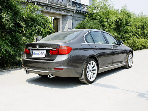 华晨宝马  335Li 3.0T AT 车辆右侧尾部视角