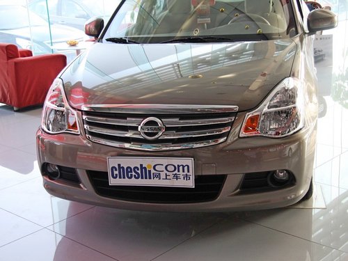 东风日产  轩逸经典 1.6L AT 车辆车头部分特写