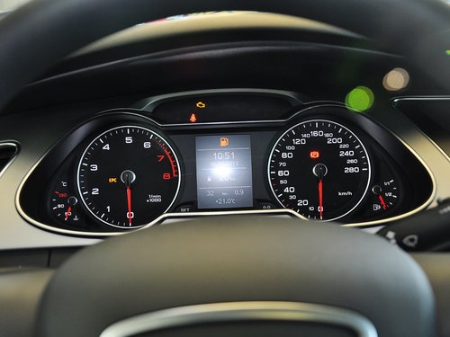 一汽奥迪  30TFSI 方向盘后方仪表盘