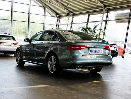 一汽奥迪 奥迪A4L 40TFSI AT 车辆左后45度视角