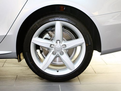 一汽奥迪 奥迪A4L 40TFSI DCT 后轮整体照片