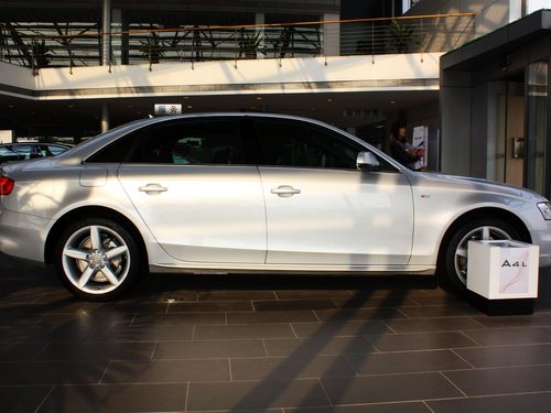一汽奥迪  奥迪A4L 40TFSI DCT 车辆正右侧