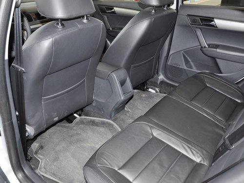 上海大众 朗逸 1.6L AT 第一排座椅靠背后方