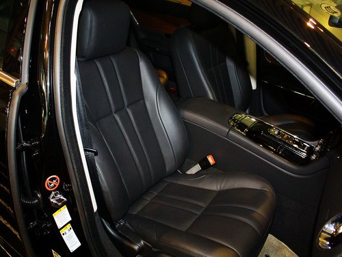 捷豹 XJL 2.0T AT 副驾驶席座椅45度特写