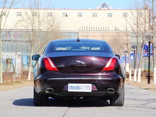捷豹  XJL 2.0T AT 车辆正后方尾部视角