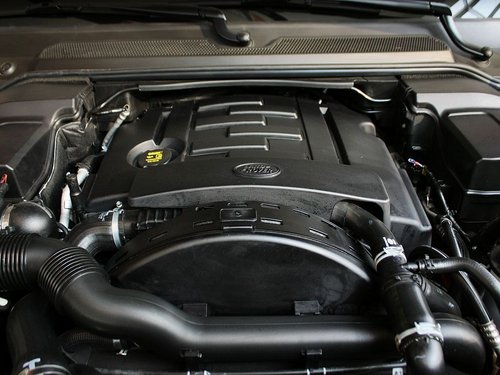 路虎 5.0 V8 NA HSE 发动机主体特写