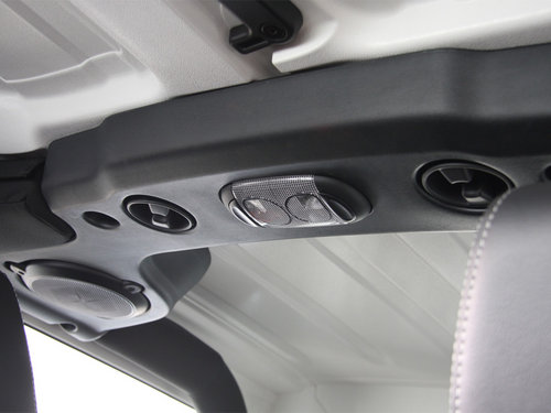 Jeep吉普  3.6L 第二排车顶上方