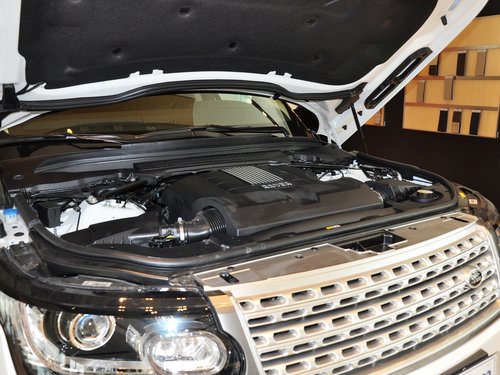 路虎 揽胜 5.0 V8 发动机主体特写
