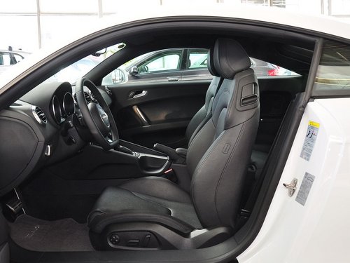 奥迪(进口)  Coupe 45 TFSI 驾驶席座椅正视图
