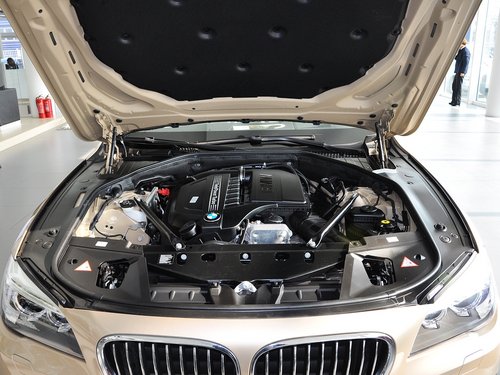 宝马(进口)  740Li 3.0T AT 发动机局部特写