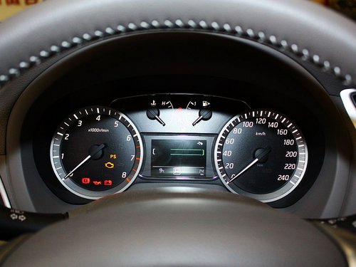 东风日产 轩逸 1.8L CVT 方向盘后方仪表盘