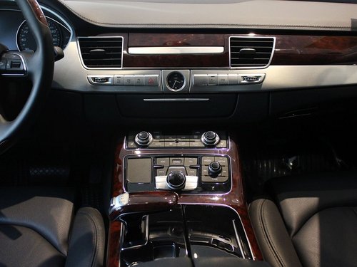 奥迪(进口) 奥迪A8 50TFSI quattro 中控仪表台总特写