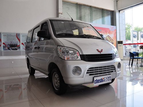 上汽通用五菱  1.0L 手动 车辆右侧45度角