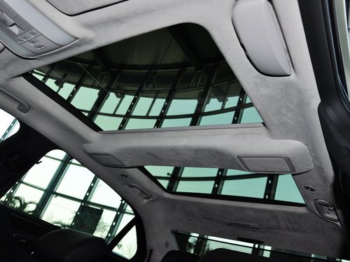 北京奔驰  E300L 3.0L AT 第二排车顶上方