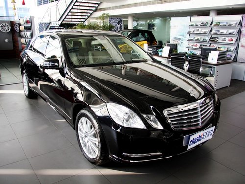 北京奔驰  E260L 1.8T AT 车辆右侧45度角