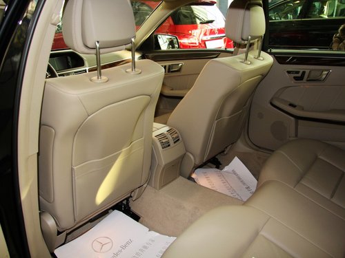 北京奔驰  E260L 1.8T AT 第一排座椅靠背后方