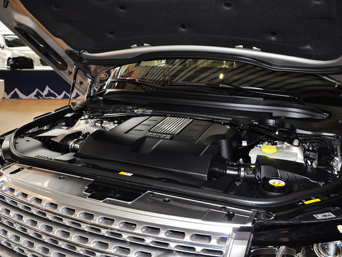 路虎  揽胜5.0 V8 发动机主体特写