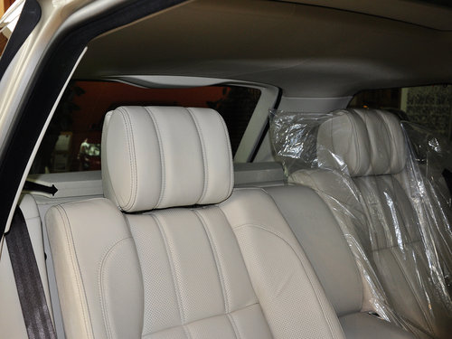 路虎  揽胜5.0 V8 第二排座椅头枕整体