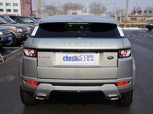 路虎 极光 2.0T AT 车辆正后方尾部视角
