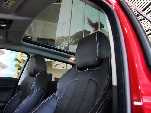 路虎  2.0T 自动 驾驶席座椅头枕特写