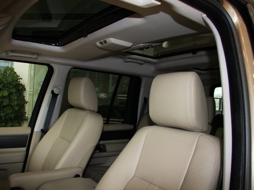 路虎  第四代发现 3.0T AT 驾驶席座椅头枕特写