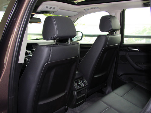 宝马(进口)  2.0T 第一排座椅靠背后方