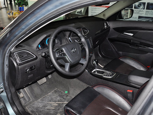 北京汽车(绅宝)  2.3T 自动 中控台左侧