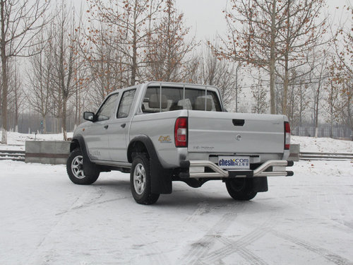 郑州日产  锐骐皮卡 2.5T MT 车辆左后45度视角