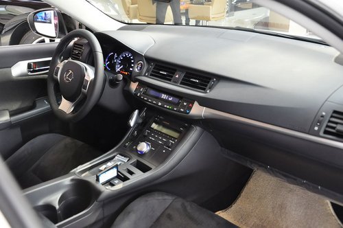 雷克萨斯  CT200h 1.8L CVT