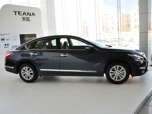 东风日产  天籁 2.5XL NAVI-Tech 车辆正右侧