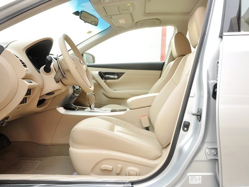 东风日产  天籁 2.5L CVT 驾驶席座椅正视图