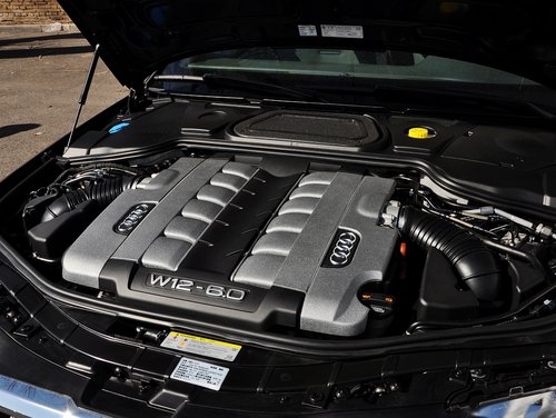 奥迪(进口)  奥迪 A8L W12 发动机主体特写