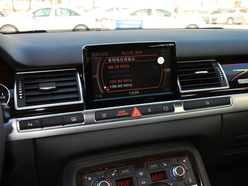 奥迪(进口) 奥迪 A8L W12 中控仪表台上方