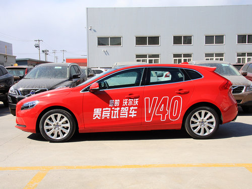 沃爾沃(進(jìn)口) 沃爾沃V40 2.0T AT 車輛正右側(cè)