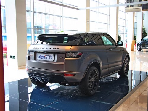 路虎  揽胜极光 2.0T AT 车辆右侧尾部视角