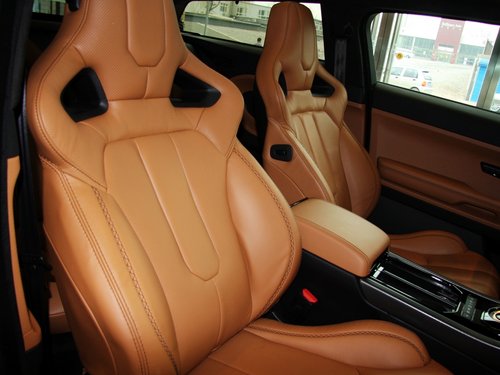 路虎 揽胜极光 2.0T AT 副驾驶席座椅45度特写