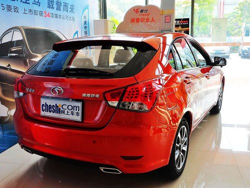 东南汽车  1.5L CVT 车辆右侧尾部视角