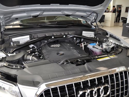 一汽奥迪  40 TFSI quattro 发动机主体特写