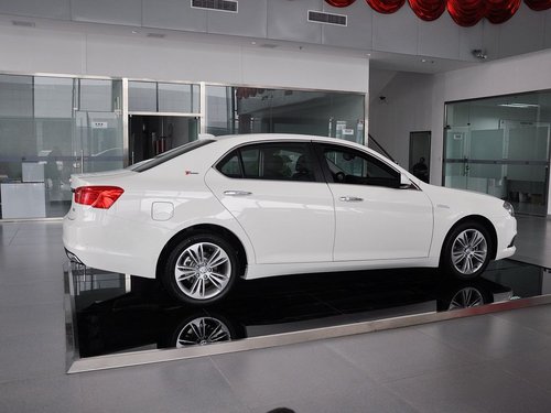 北京汽车(绅宝)  2.0T 自动 车辆正右侧