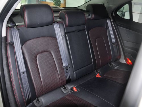 北京汽车(绅宝)  2.0T 自动 第二排座椅45度视角