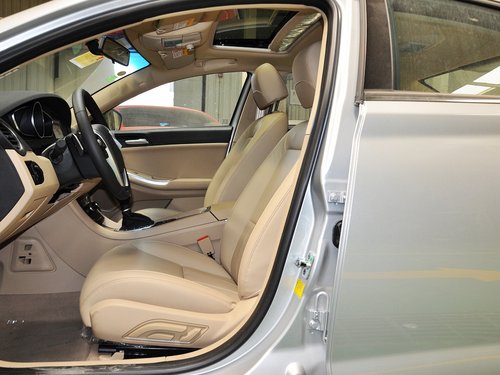 上汽荣威  550D 1.8T DCT 驾驶席座椅正视图